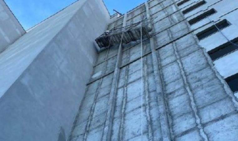 İskeleden düşmemek için balkona atladılar… Mahsur kaldılar!