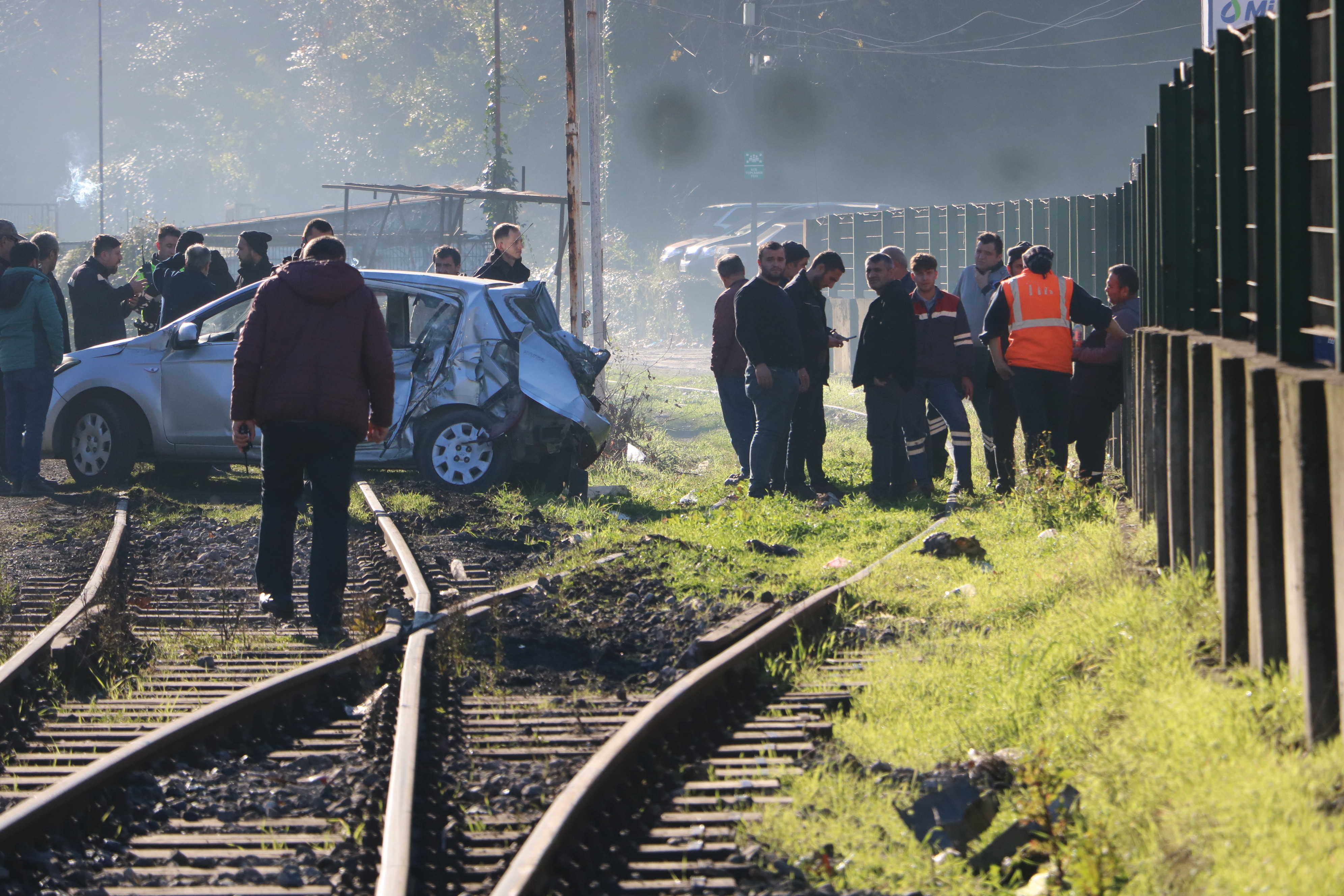 Tren, hemzemin geçitte otomobile çarptı: 1'i çocuk 3 yaralı