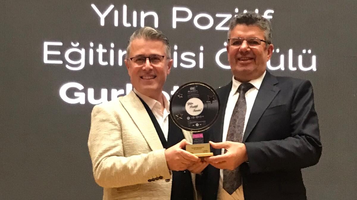 “Yılın pozitif eğitimcisi” ödülü Gurbet Altay’a verildi.
