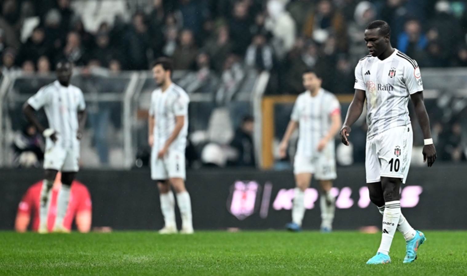 Beşiktaş, şampiyonluk yarışından gittikçe uzaklaştı!