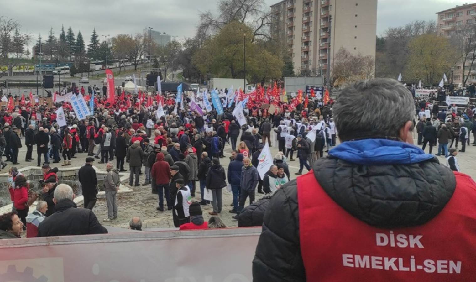 Emekliler başkentte miting düzenledi