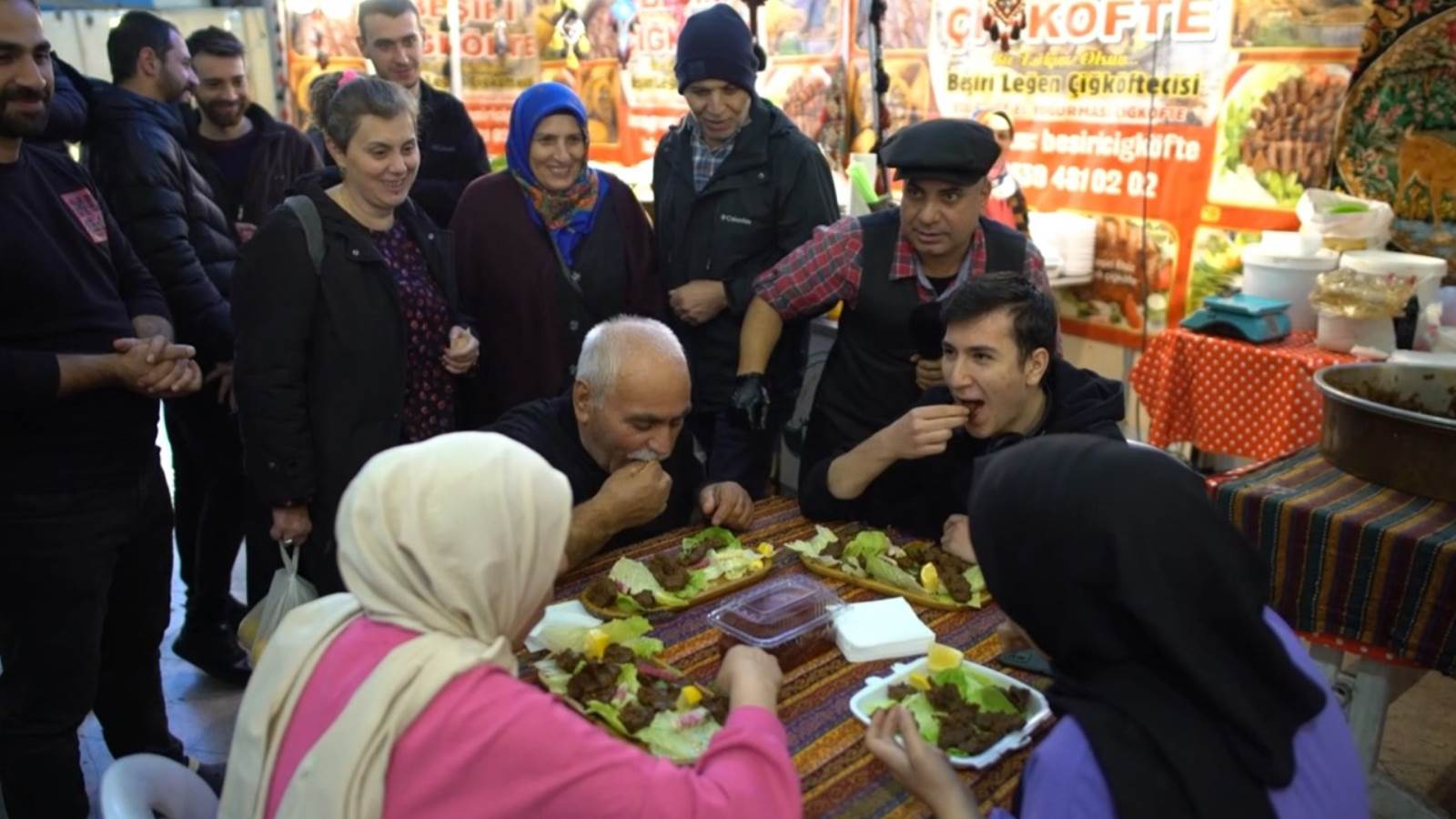 Gaziantep Yemek Şenliği'nde kebap yeme yarışması yapıldı, baba oğul kıyasıya yarıştı