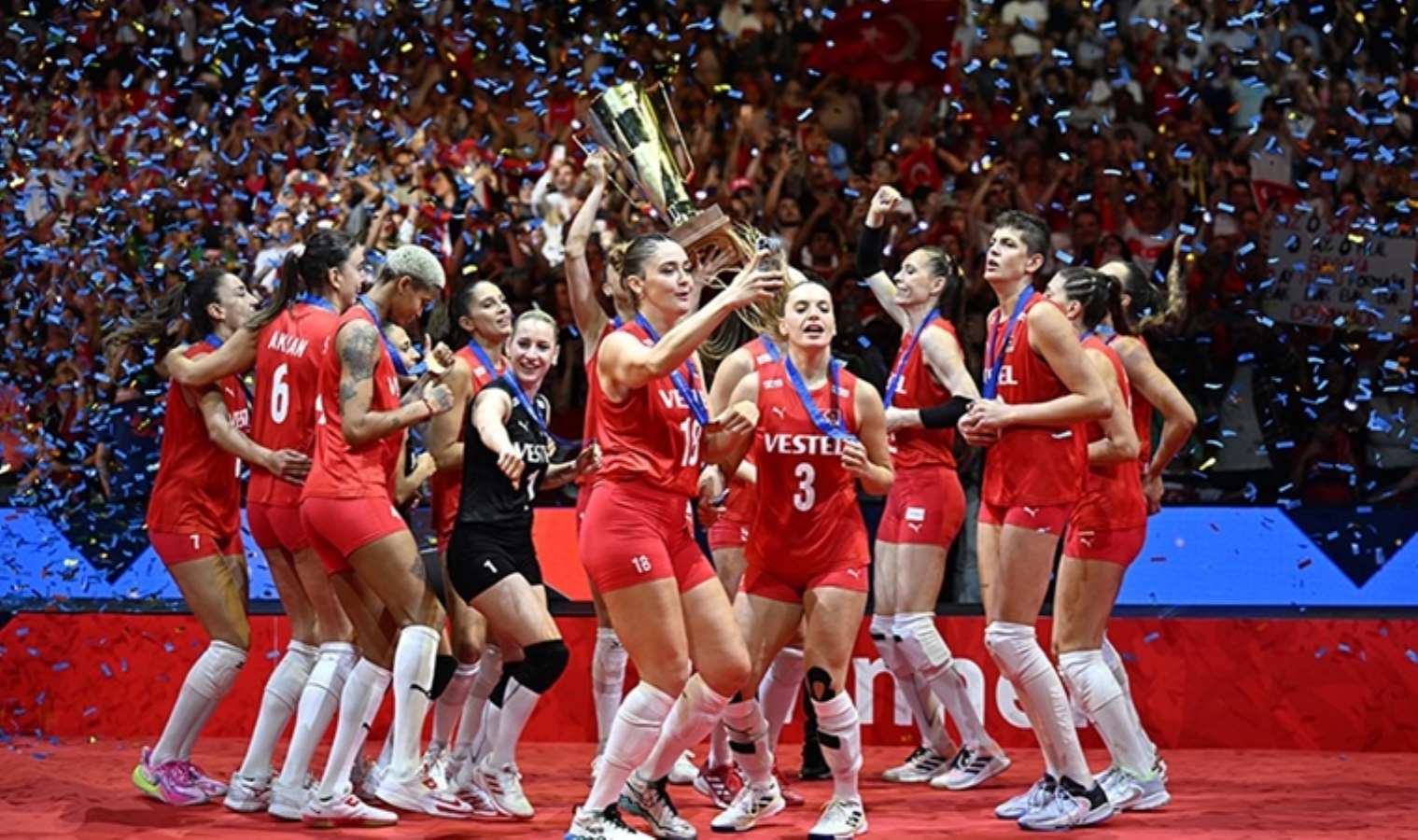 Cumhuriyet'in 100. yılında voleybola Türk damgası!