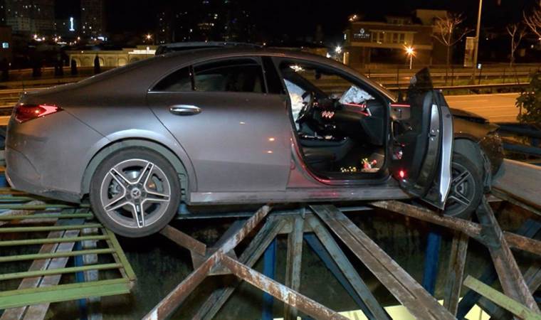 Faciadan dönüldü: Alkollü sürücünün kullandığı otomobil ‘köprü arasında’ askıda kaldı