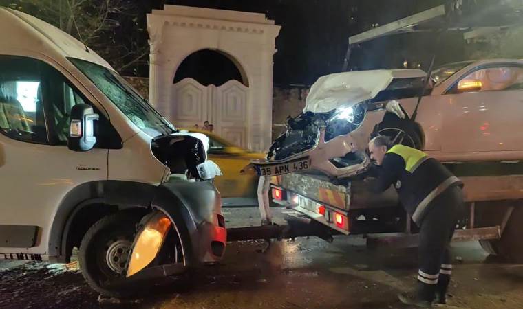 Beşiktaş’ta otomobil ile servis minibüsü çarpıştı: 9 yaralı
