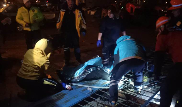 Kaza yapan otomobilden fırladı, ayağı demir kapıya sıkıştı