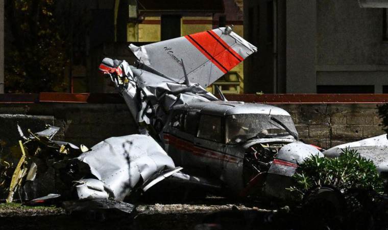 Çift motorlu küçük bir uçak Paris’in banliyösüne acil iniş yaptı
