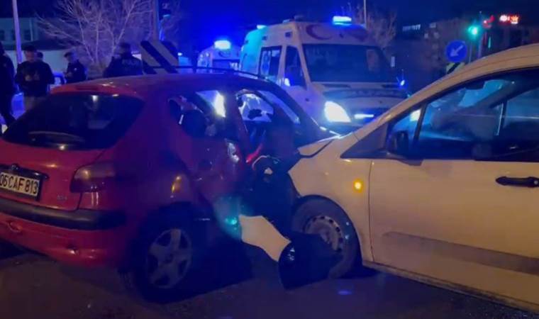 Sancaktepe’de iki araç kafa kafaya çarpıştı: 4 ağır yaralı