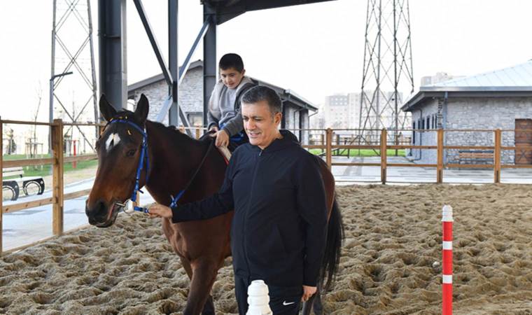 Down sendromlu çocuklara at binme dersleriyle terapi