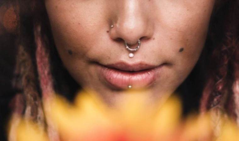 Piercing ve küpeler kişinin mikrobiyomunda değişiklik yaratıyor