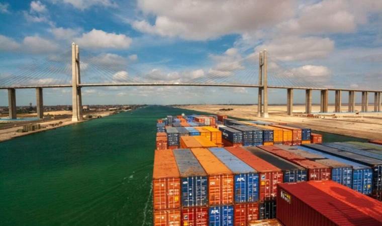 Süveyş Kanalı’nda kaza: Konteyner gemisi köprüye çarptı