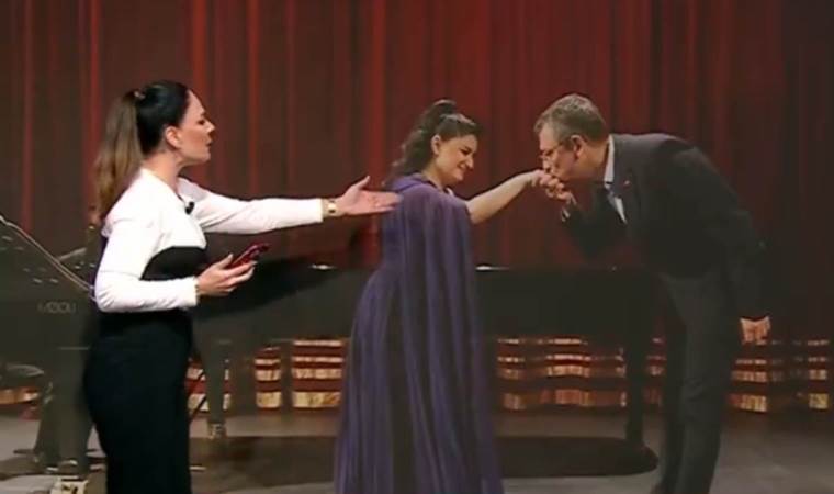 Buket Aydın’dan Özgür Özel’e çirkin sözler: Bir kadının elini vantuz gibi yapışarak öpmemelisin