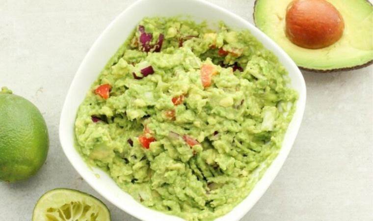 Yılbaşı sofrasına çok yakışacak: Hafif ve lezzetli avokadolu salsa tarifi…