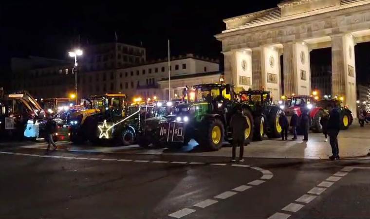 Alman çiftçiler, Brandeburg kapısında protesto gerçekleştirdi