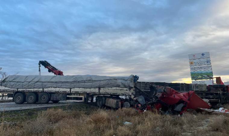 Kamyon ile TIR çarpıştı: Kazada 2 kişi yaralandı!