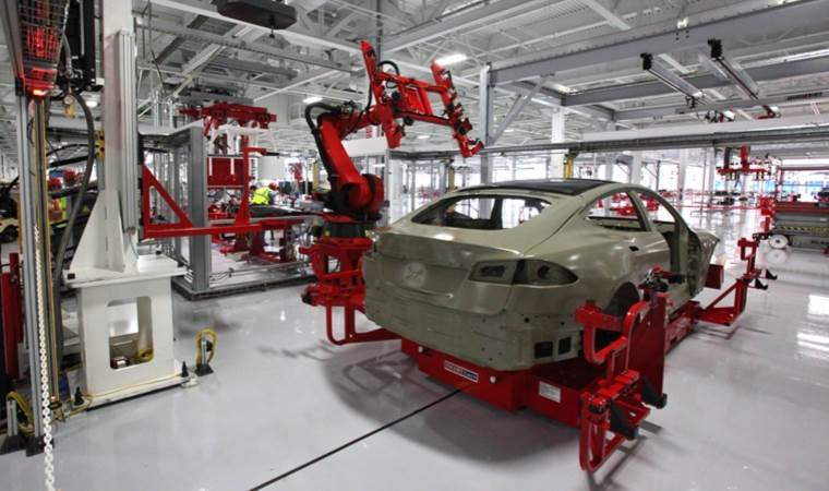 Tesla fabrikasında korkunç olay: Robotlar ve insanlar arasında ilk kan