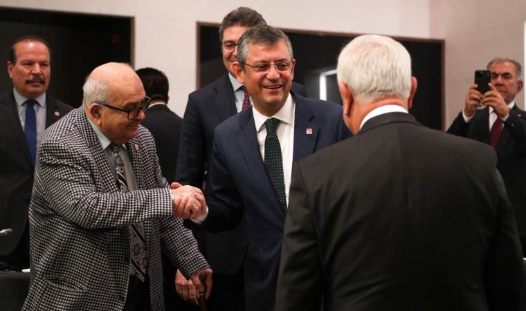 Özgür Özel, partisinin eski milletvekilleri ile bir araya geldi