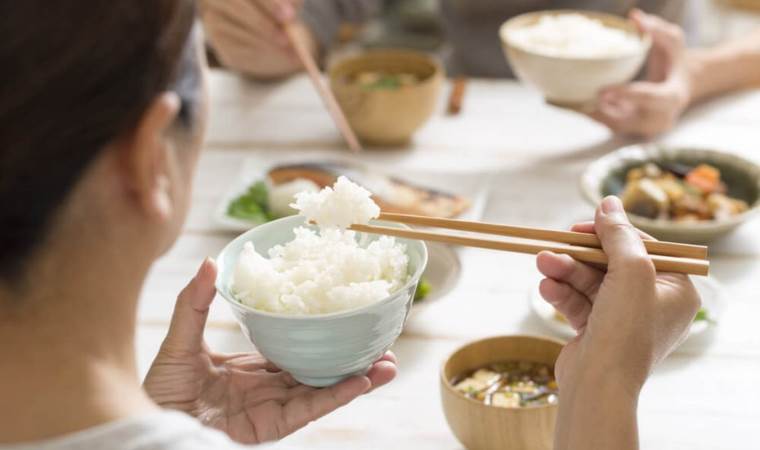 Baş ağrısı çeken adamın beyninden yemek çubukları çıktı