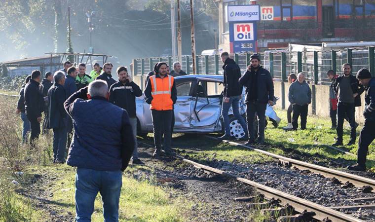 Tren, hemzemin geçitte otomobile çarptı: 1’i çocuk 3 yaralı