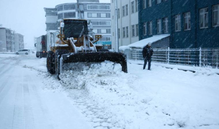 Bitlis’te kar yağışı: 20 köy yolu ulaşıma kapandı