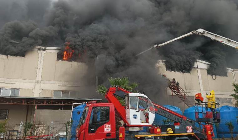 Tekstil fabrikasında korkutan yangın… Çalışanlar tahliye edildi!