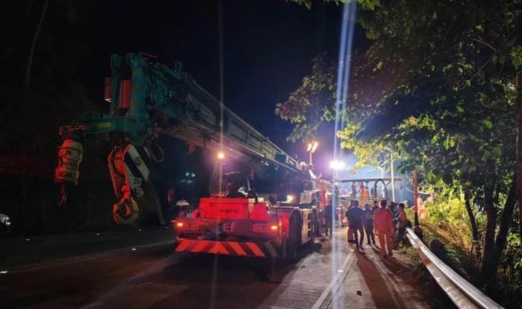 Yolcu otobüsü şarampole yuvarlandı: 17 ölü, 11 yaralı