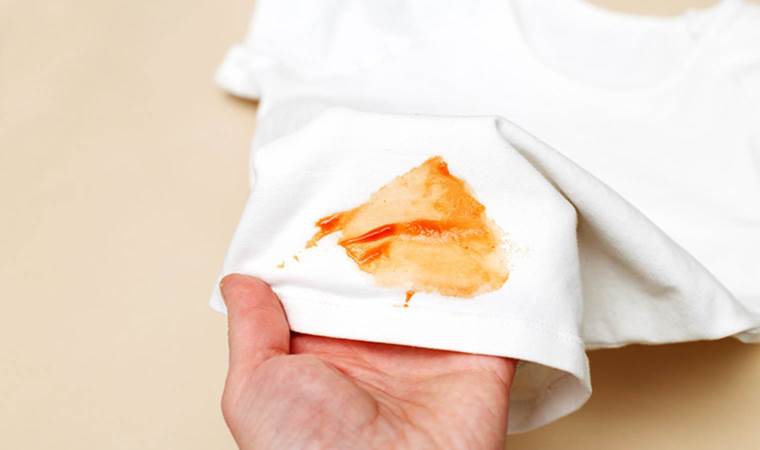 Domates lekesi nasıl çıkartılır? Evdeki malzemeler ile domates lekelerini yok edin!