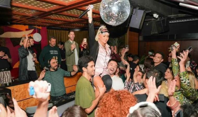 Yonca Evcimik’in pijama partisindeki fotoğraflar gündem oldu