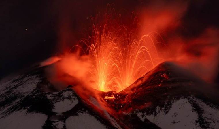 Avrupa’nın en büyük yanardağı faaliyete geçti