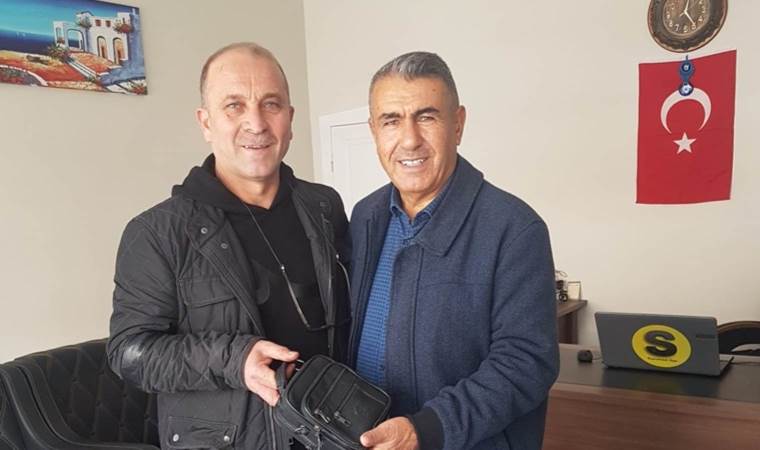 Cami tuvaletinde buldu: Altın ve para dolu çantayı teslim etti