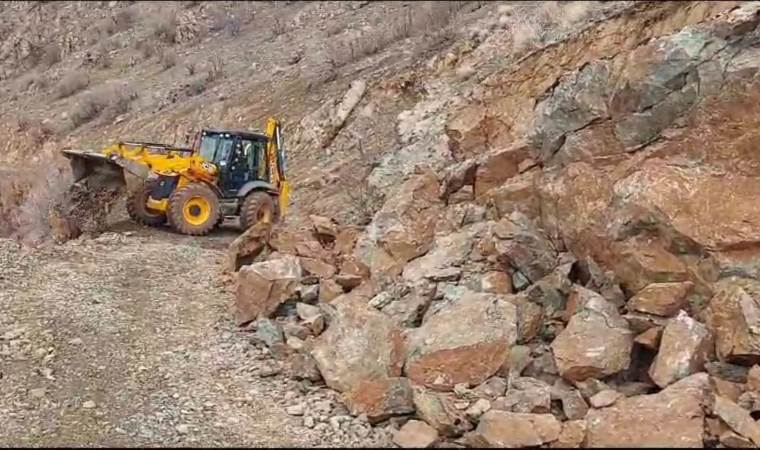 Siirt’te kayaların düştüğü yol ulaşıma kapandı