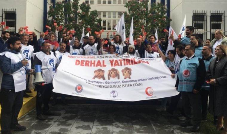 Ege Üniversitesi Hastanesi sağlıkçılarından kırmızı kartlı protesto