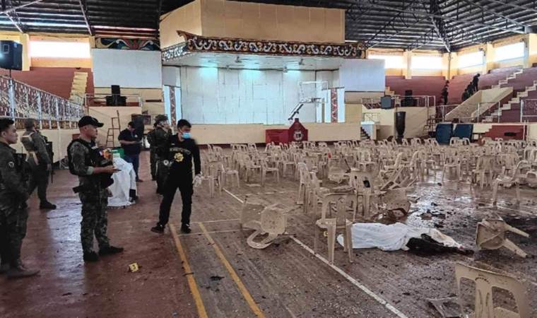 Katolik ayinine bombalı saldırı: 4 ölü, 50 yaralı