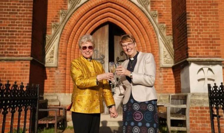 İngiltere’de bir ilk: Eşcinsel çift kutsandı