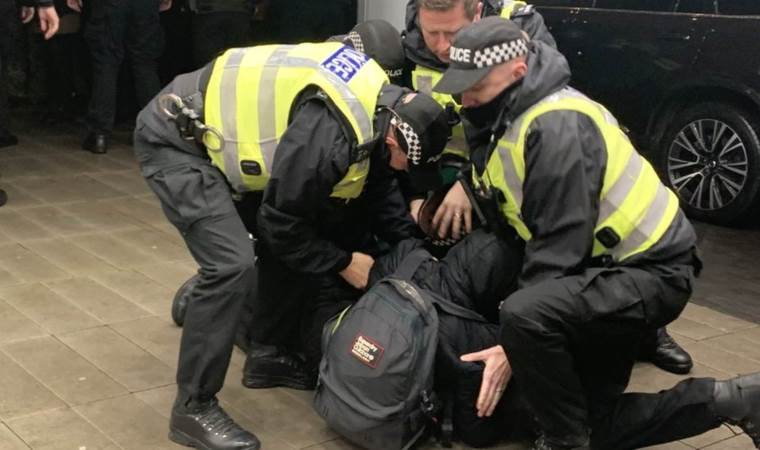 Ana muhalefet liderini protesto eden göstericilere gözaltı