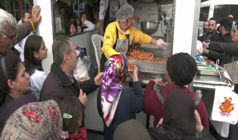 İzmirli hekimler sağlık sisteminin ruhu için lokma döktürdü