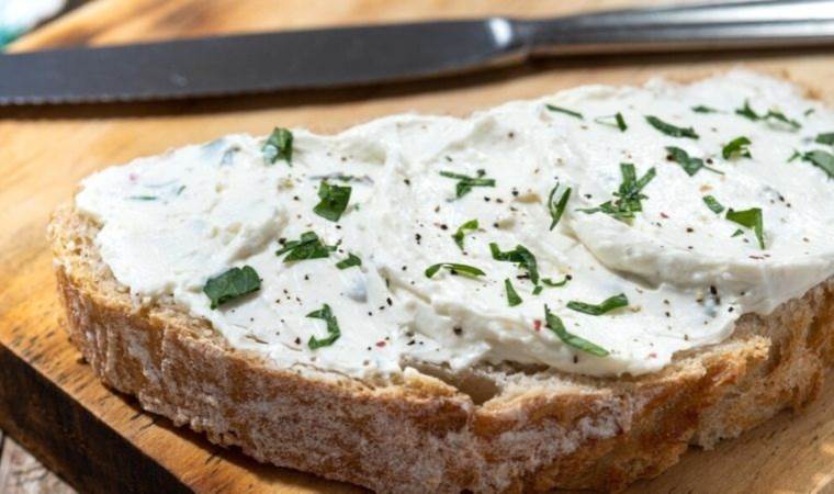 Yılbaşı sofraları için sadece 3 malzemeli bir meze: Fındıklı Peynir Topları