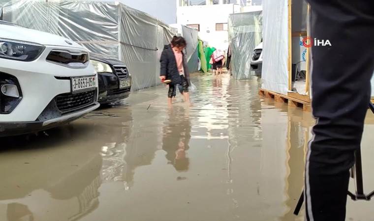 Gazze’deki çadırlar sular altında kaldı