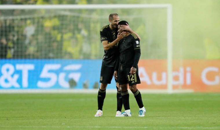 İtalyan efsane futbola veda etti!