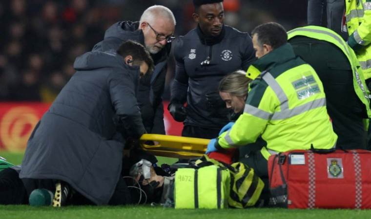 İngiltere’de korkutan an: Galli futbolcu maç sırasında yere yığıldı!