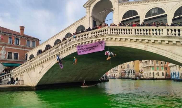 İklim aktivistleri, Venedik’teki ‘Büyük Kanal’ı yeşile boyadı