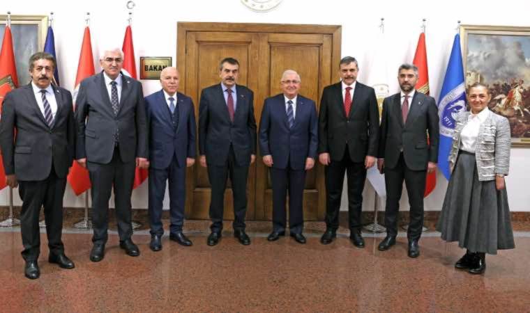 ‘Tuzla Piyade Okulu’nda tarikat söylentileri ve soruşturma sürerken dikkat çeken paylaşım… Tarikatçı Bakan ile Milli Savunma Bakanı aynı karede!