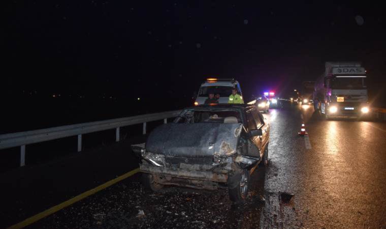 Feci kaza… Otomobil ile TIR çarpıştı: 9 kişi yaralandı!