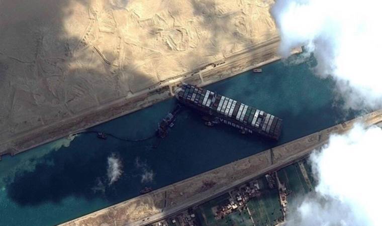 Süveyş Kanalı’nda bir konteyner gemisi köprüye çarptı