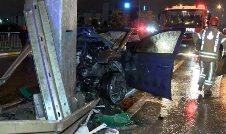 Bariyerleri aştı, yön tabelasına çarparak durabildi!