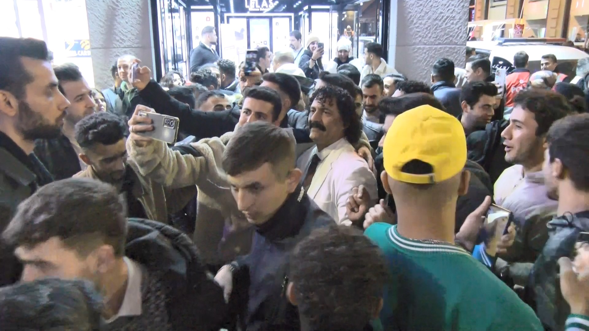 İstiklal Caddesi'nde yeni yıl coşkusu: Müslüm Gürses'in benzeri ile fotoğraf çektirdiler