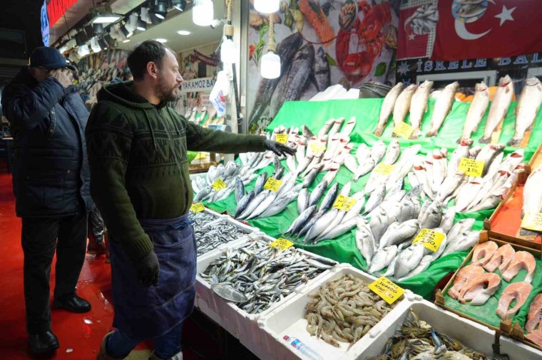 Hamsi, mezgit, istavrit, çinakop, tekir... Kar yağışı ve fırtına balık fiyatlarını vurdu