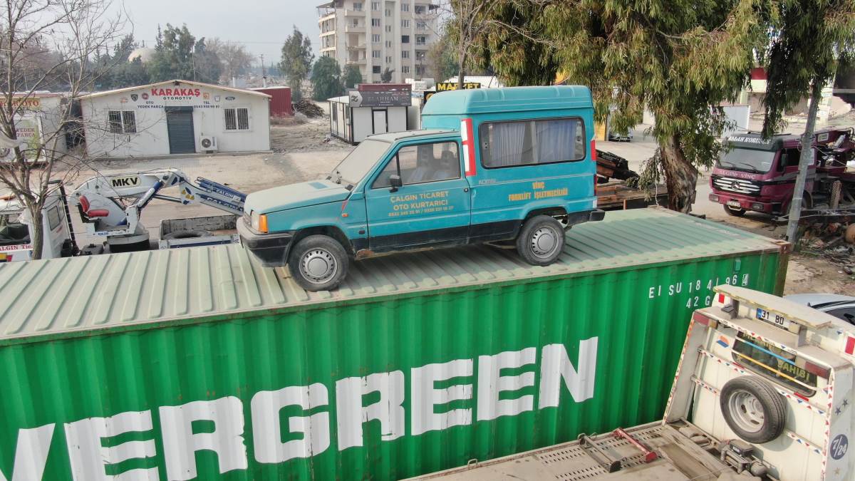 Hatay'da ilginç görüntü: Gören bir daha bakıyor