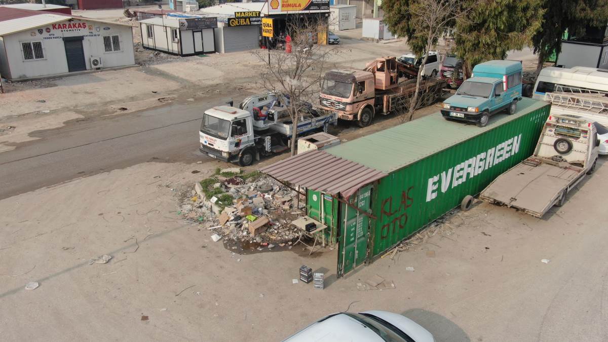 Hatay'da ilginç görüntü: Gören bir daha bakıyor