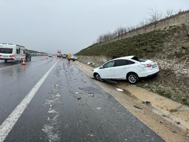 İzmir-İstanbul Otoyolu'nda zincirleme kaza: 1 ölü, 4 yaralı